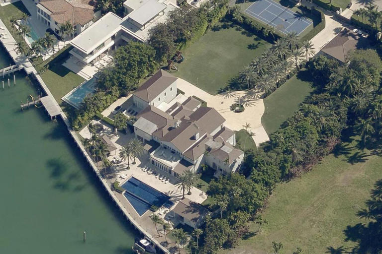 The property contains an eight-bedroom mansion, pool, poolhouse and tennis court.
© EagleView